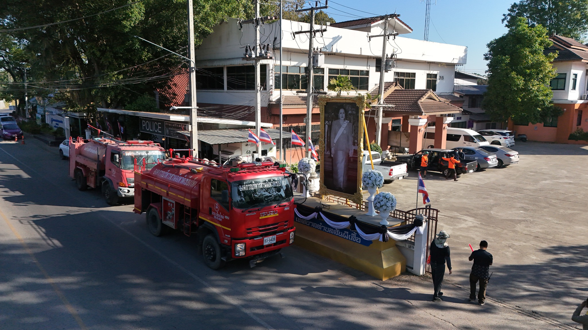 เทศบาลตำบลสันผีเสื้อ นำโดยนายสมบูรณ์ บุญเรือง นายกเทศมนตรีตำบลสันผีเสื้อ ร่วมกับองค์การบริหารส่วนจังหวัดเชียงใหม่ นำรถน้ำเข้าฉีดล้างถนนสุขสัญจร ผ่านหน้าเทศบาลตำบลสันผีเสื้อ ปรับปรุง ซ่อมแซมถนนที่ชำรุด ตัดหญ้าและตกแต่งต้นไม้ตลอดเส้นทางเสด็จฯ ในเขตรับผิดชอบ