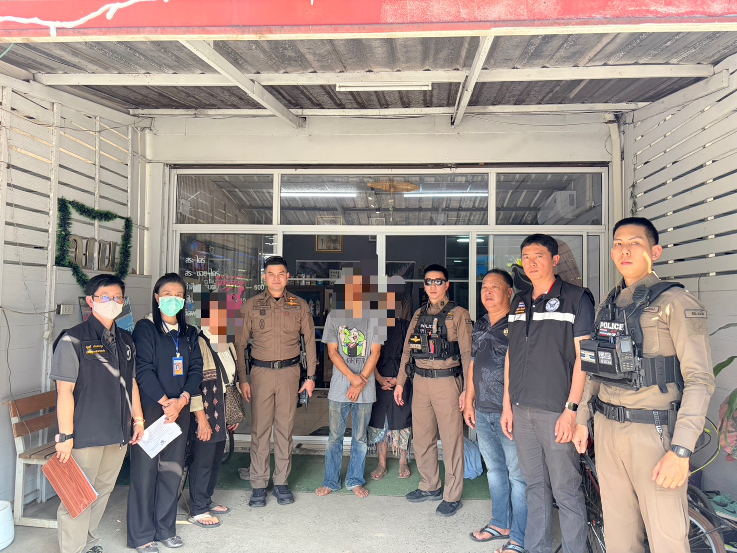 เทศบาลตำบลสันผีเสื้อ ร่วมกับ ฝ่ายปกครองตำบลสันผีเสื้อและเจ้าหน้าที่ตำรวจจากสถานีตำรวจภูธรแม่ปิง ออกตรวจสอบข้อเท็จจริง เรื่องร้องเรียนเหตุรำคาญ จำนวน 2 เรื่อง