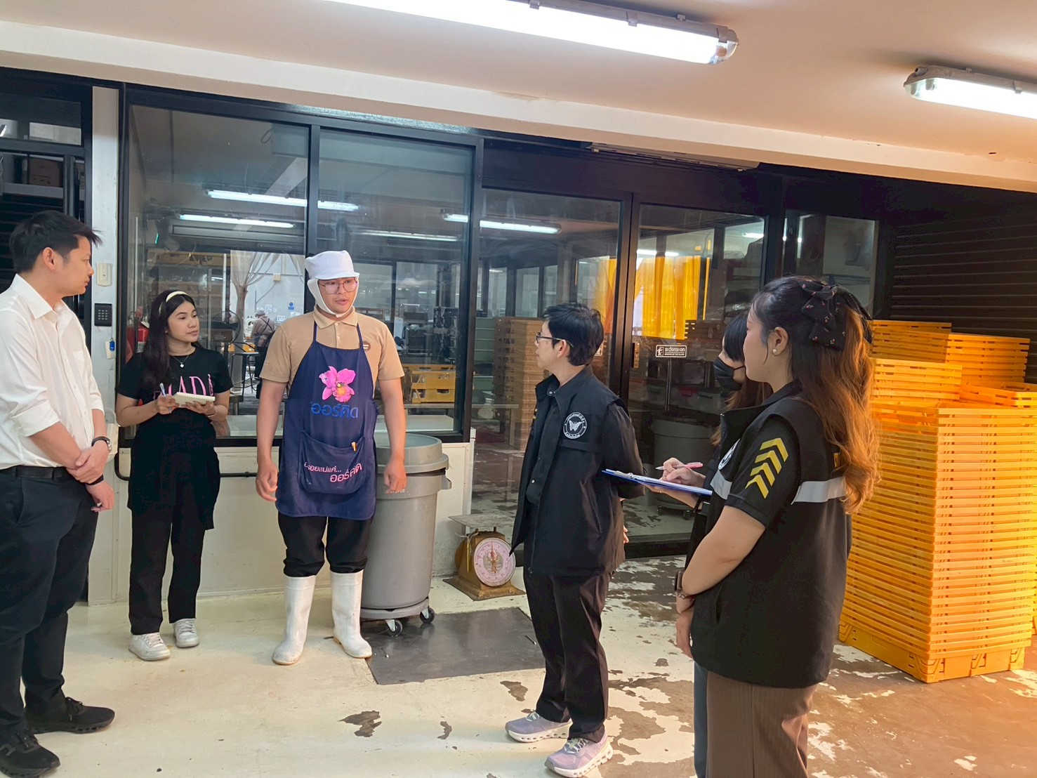 เทศบาลตำบลสันผีเสื้อ ออกตรวจมาตรฐานสถานประกอบกิจการ "บริษัท นวล เบเกอรี่ 1988 จำกัด" เพื่อขอต่ออายุใบอนุญาตฯ ตามพระราชบัญญัติการสาธารณสุข พ.ศ. 2535