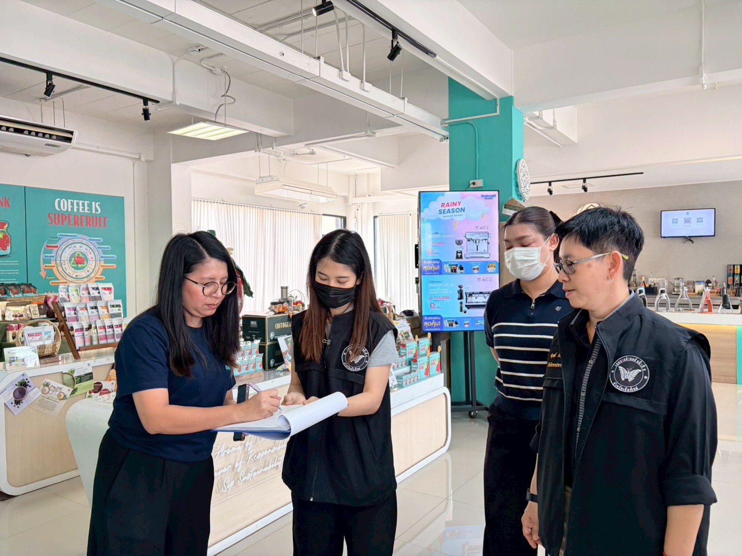 กองสาธารณสุขและสิ่งแวดล้อม และ กองช่าง ออกตรวจมาตรฐานสถานประกอบกิจการที่ขอรับและต่ออายุใบอนุญาตฯ ตามพระราชบัญญัติการสาธารณสุข พ.ศ. 2535