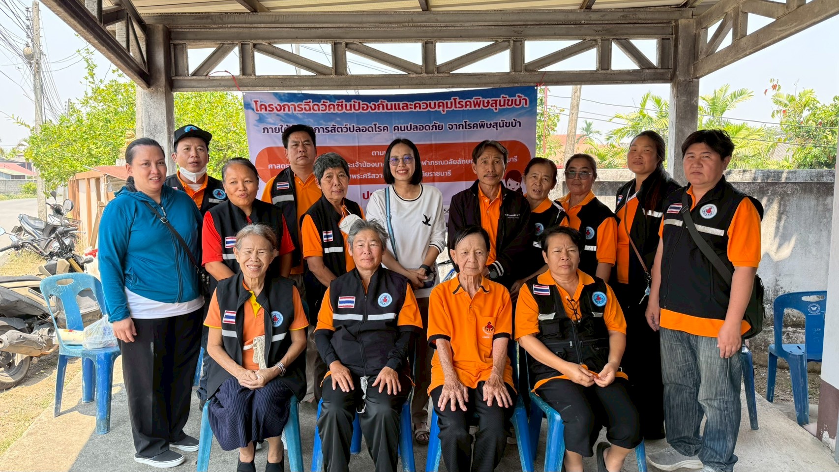 การบริการฉีดวัคซีนป้องกันและควบคุมโรคพิษสุนัขบ้า หมู่ที่ 6 บ้านท่าเดื่อ