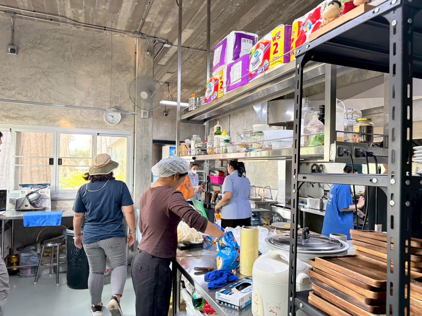 เทศบาลตำบลสันผีเสื้อ ออกตรวจมาตรฐานสถานประกอบกิจการที่ขอรับและต่ออายุใบอนุญาตฯ ตามพระราชบัญญัติการสาธารณสุข พ.ศ. 2535