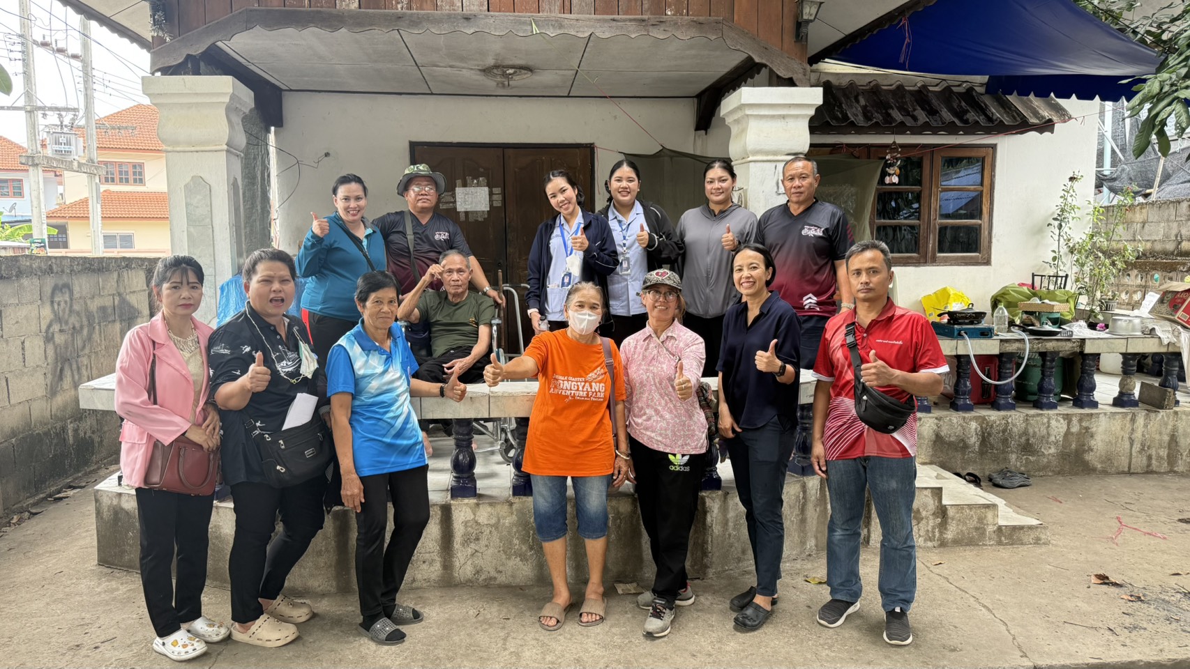 เทศบาลตำบลสันผีเสื้อ โดย กองสาธารฯสุขและสิ่งแวดล้อม ร่วมกับผู้ดูเเลผู้สูงอายุ ลงพื้นที่ปรับสภาพเเวดล้อมให้กับผู้ป่วย